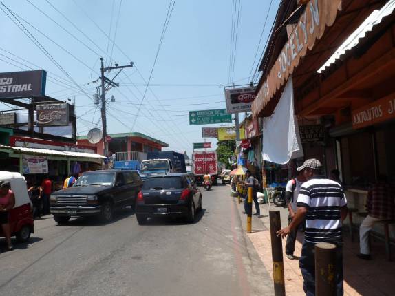 A estrada que atravessa Rio Dulce, na Guatemala